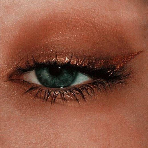 Gold eyeliner ⚜️