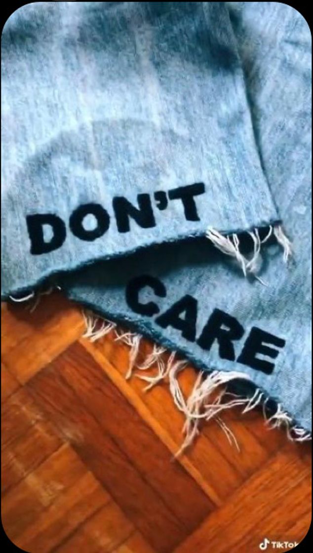 Moda Bordado “Don’t care” na barra da calça 