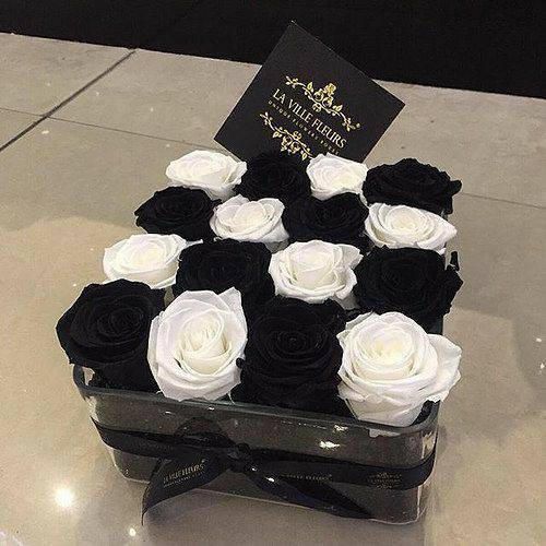 Black e white roses
