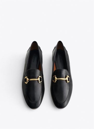 Sapatos pretos com elo Uterque