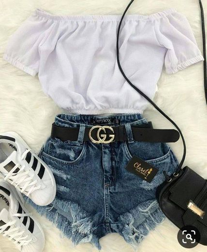 Look - Crooped branco, short jeans, tênis adidas SUPERSTAR