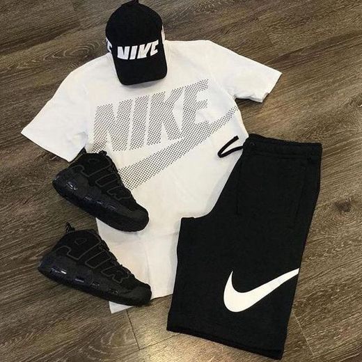 Look NIKE - Blusa branca, bermuda preta, Tênis preto, & Boné