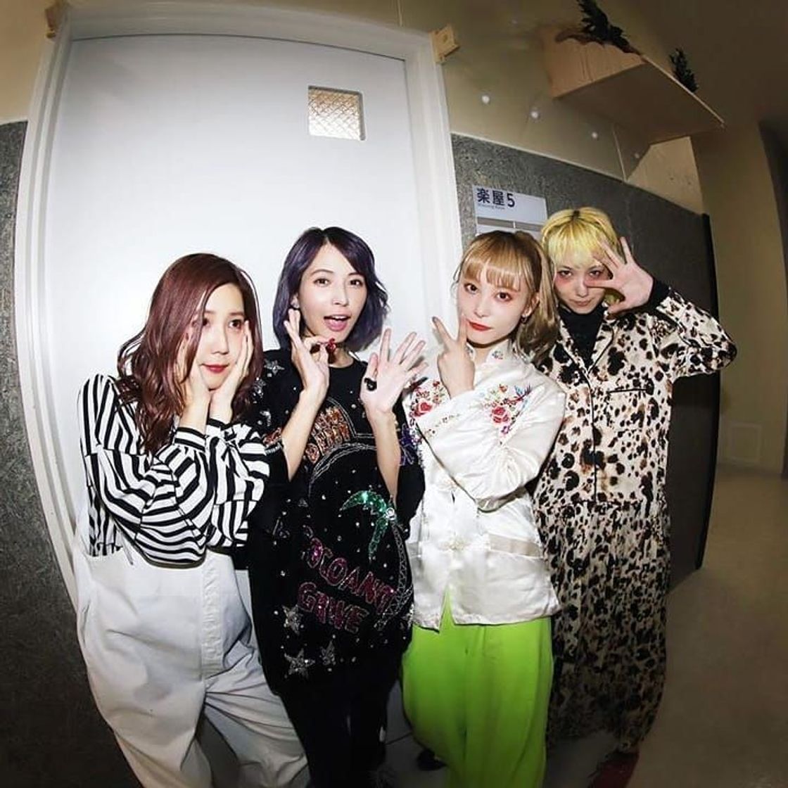 Moda SCANDAL ( @scandal_band_official )