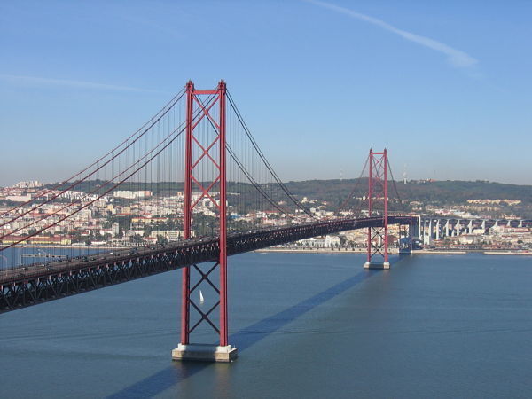 Place Puente 25 de Abril