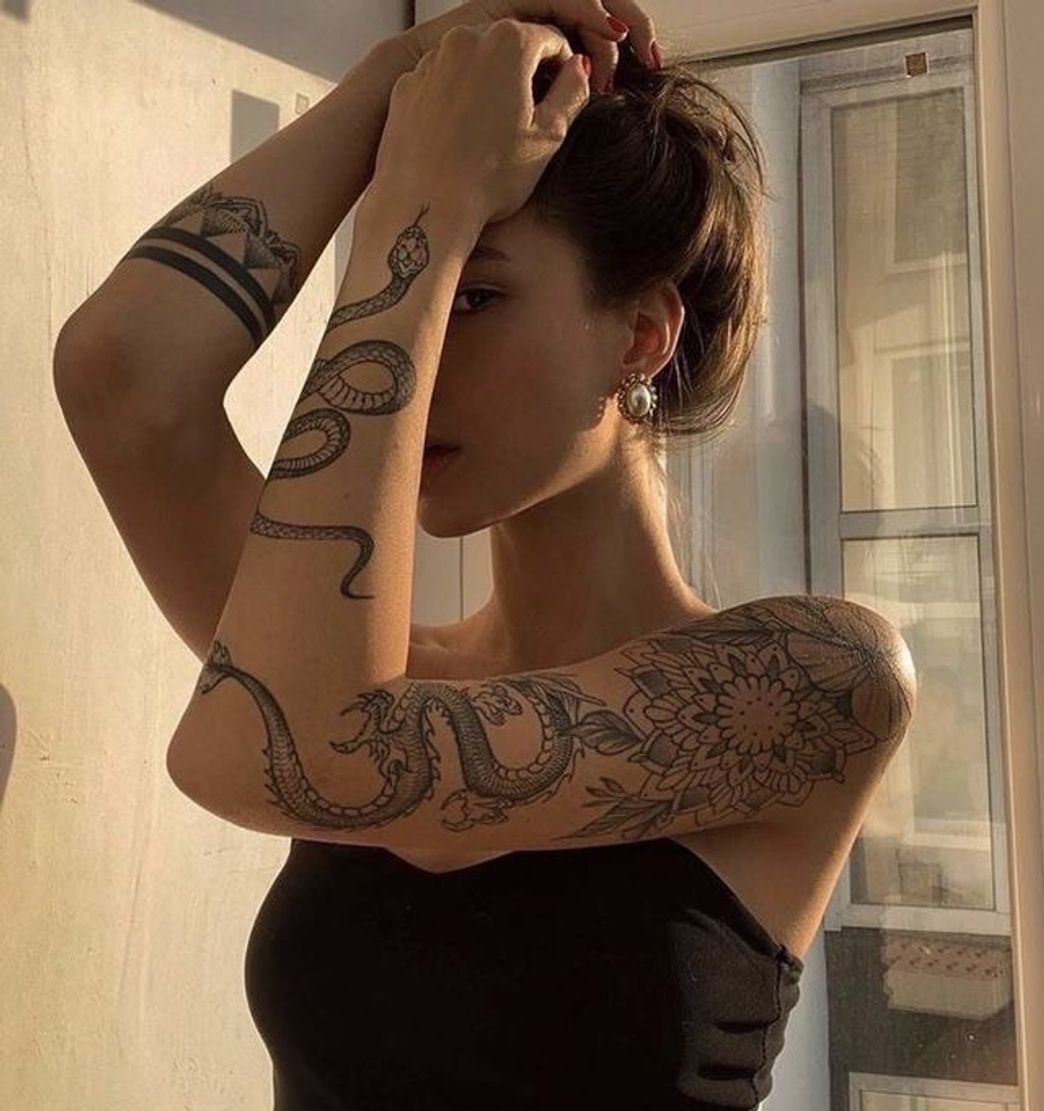 Moda braço tatuado 