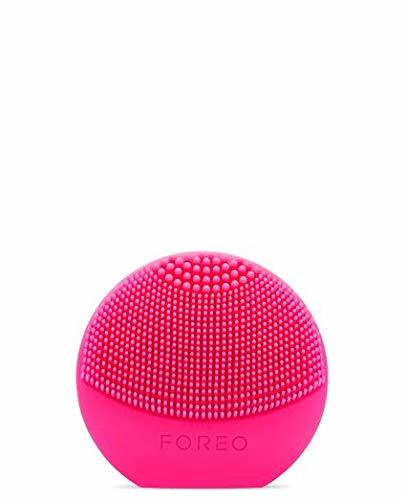 Social LUNA Play Plus de FOREO es el cepillo facial recargable de silicona, Fuchsia. Con pilas recambiables y resistente al agua