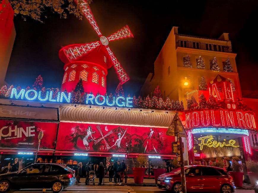 Place Moulin Rouge