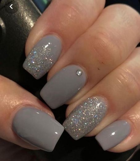 Unhas cinzentas com brilhos