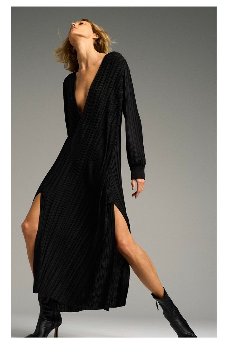 Social LONG PLEATED DRESS - Black