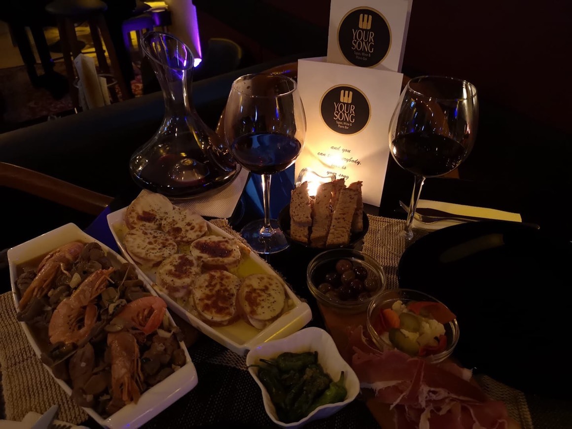 Lugar Your Song Tapas, Wine & Piano Bar