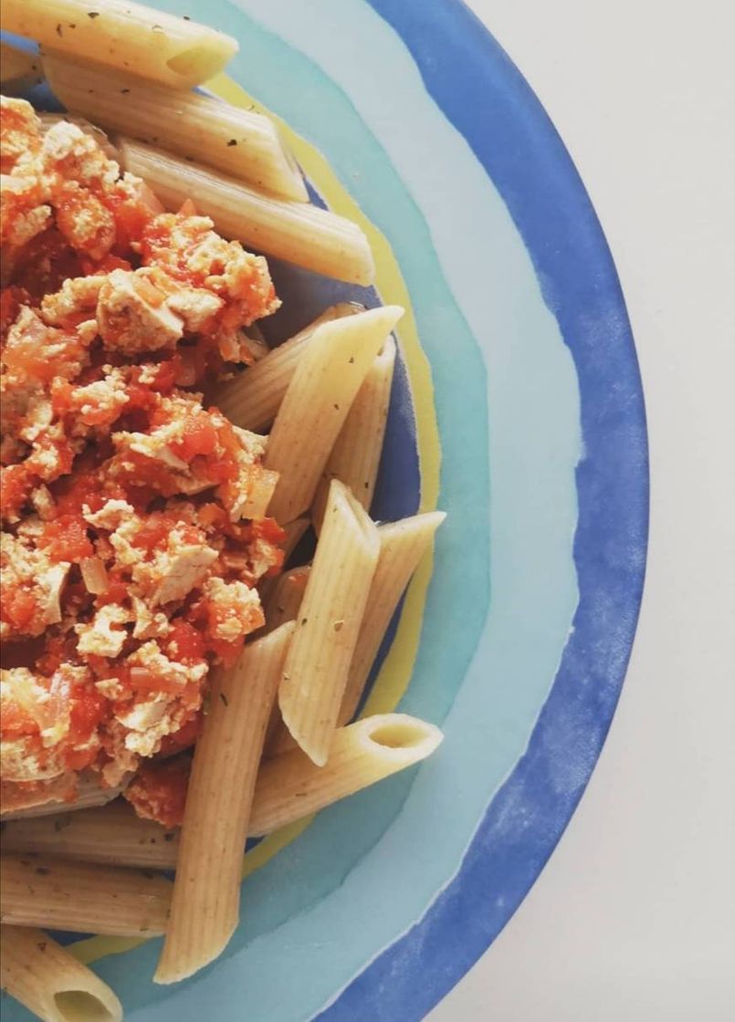 Moda Bolonhesa de tofu com macarrão integral. 