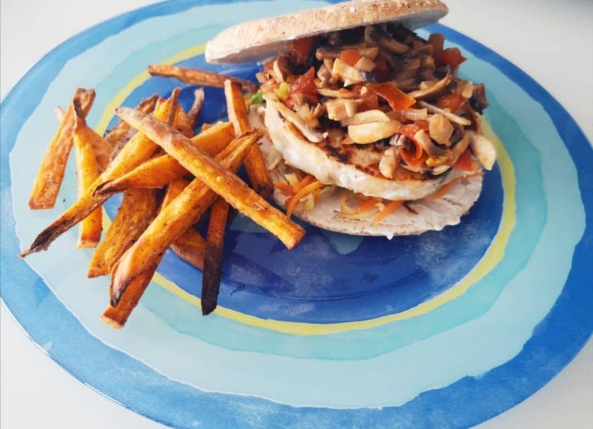 Fashion Hamburguer de salmão com palitos de batata doce