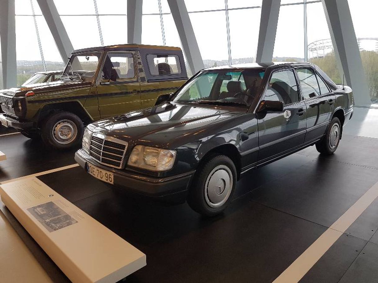 Lugar Museo Mercedes-Benz