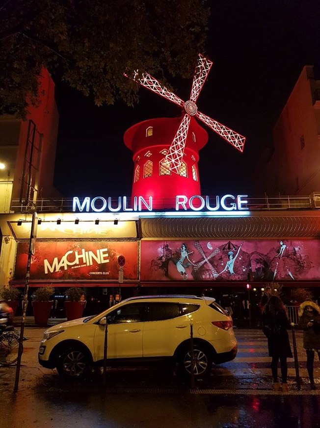 Place Moulin Rouge