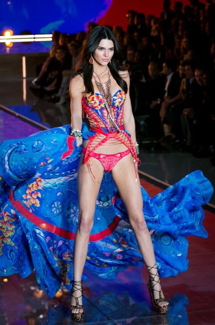 Fashion 24 Times Kendall Jenner Made Runway Go Viral