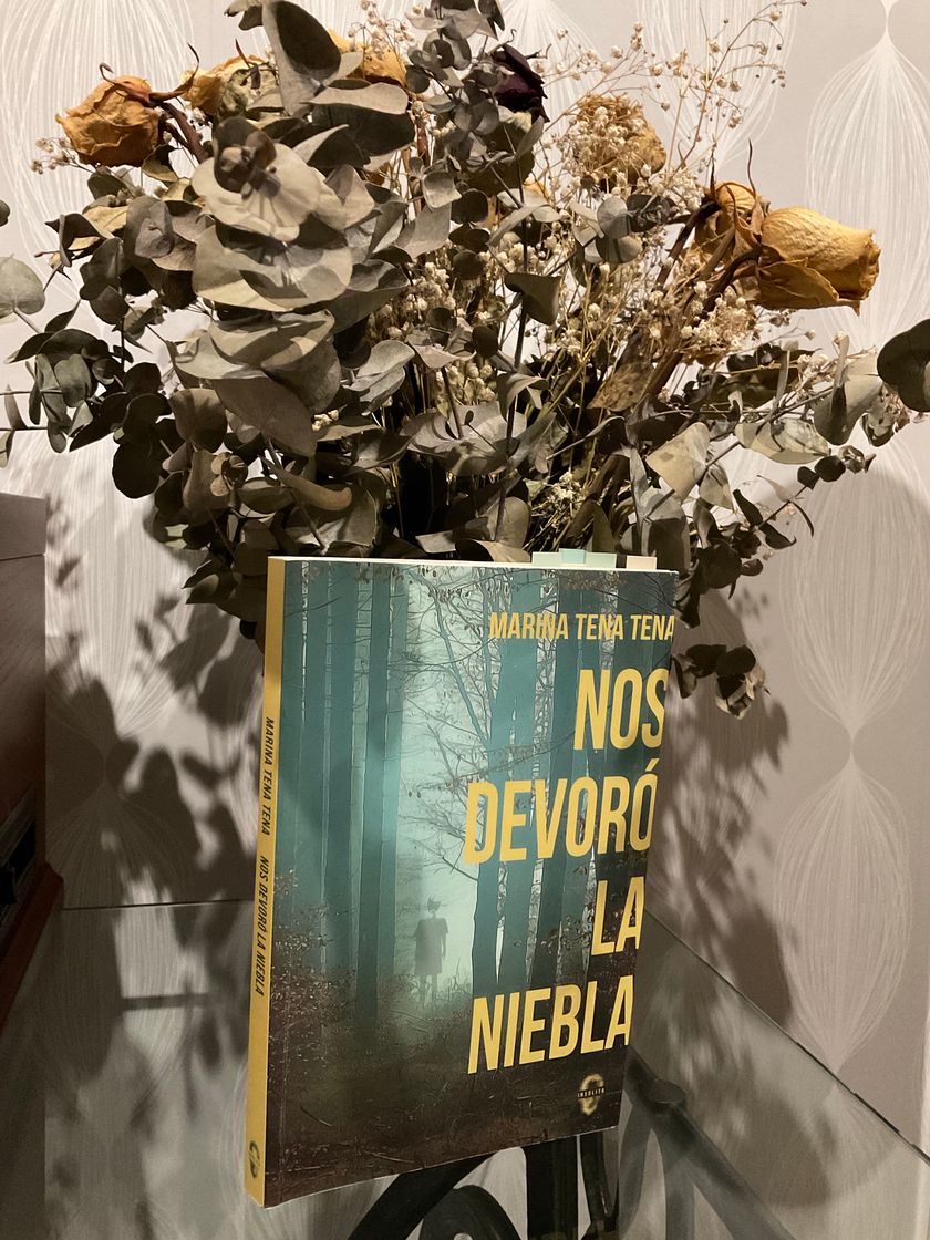 Libro “Nos devoró la niebla” - María Tena Tena