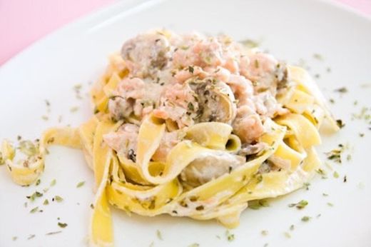 Tagliatelle com salmão fumado 