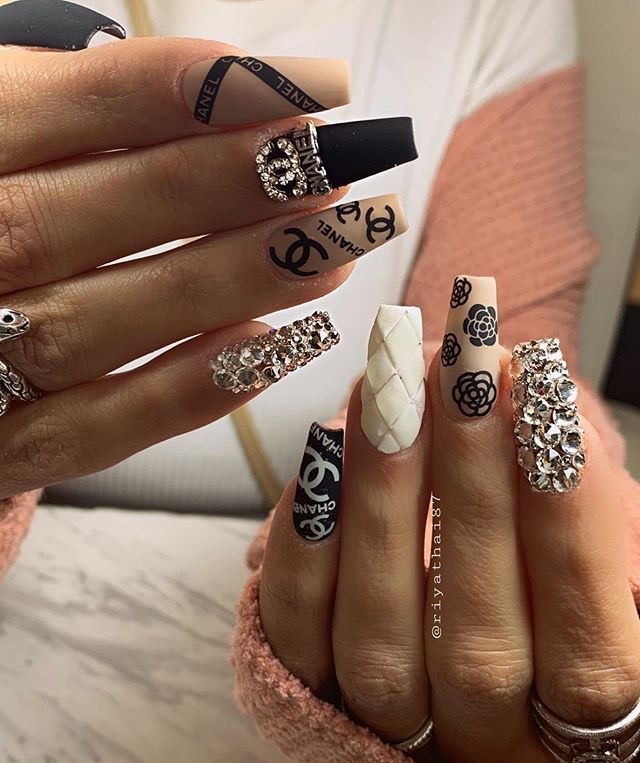 Social Design nails Chanel 