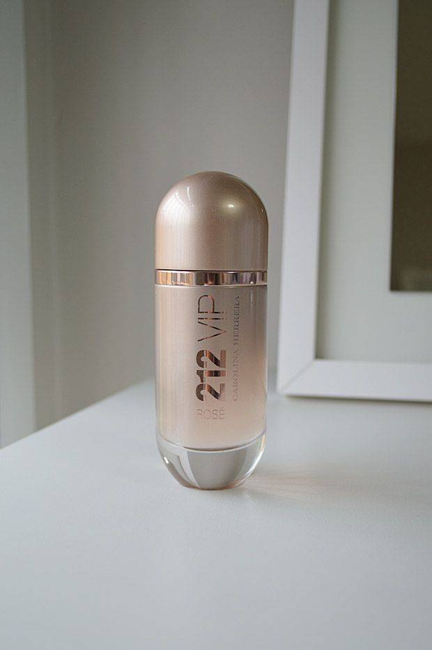 Producto CAROLINA HERRERA 212 VIP BODY LOCION 200ML