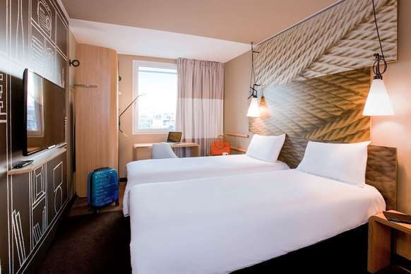 Lugar Hotel ibis Paris Porte de Clichy Centre