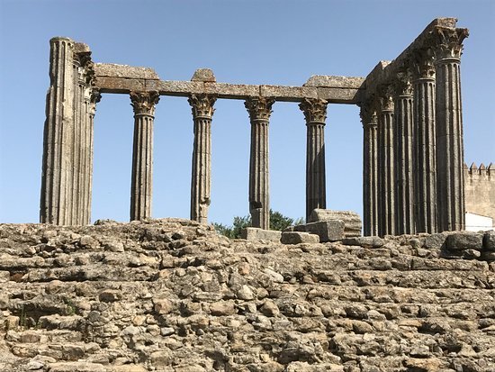 Place Templo romano de Évora