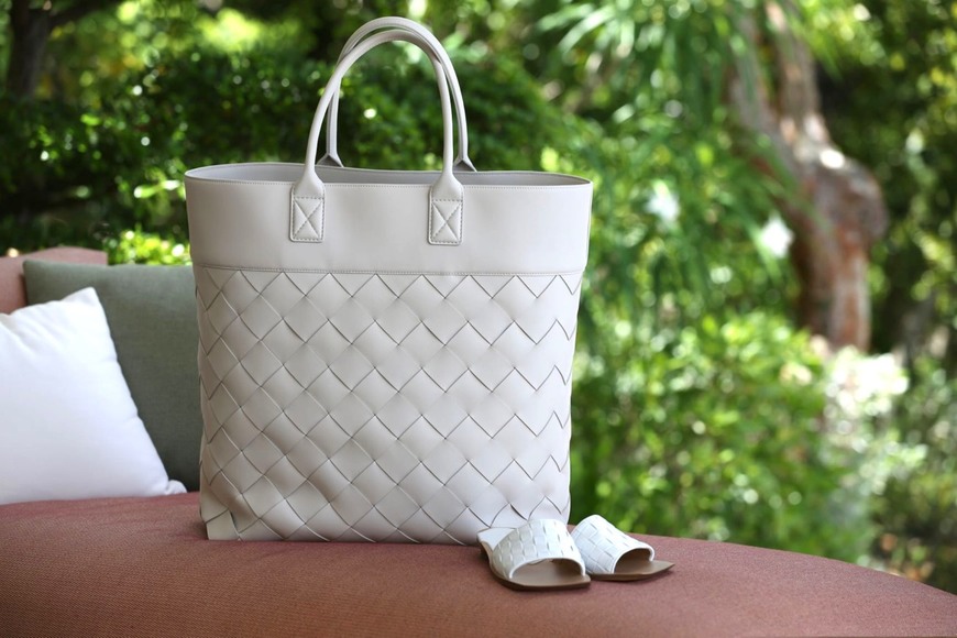 Product Bottega Veneta white bag and sandals 