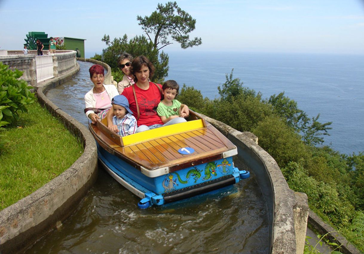 Place Parque de Atracciones Monte Igueldo.