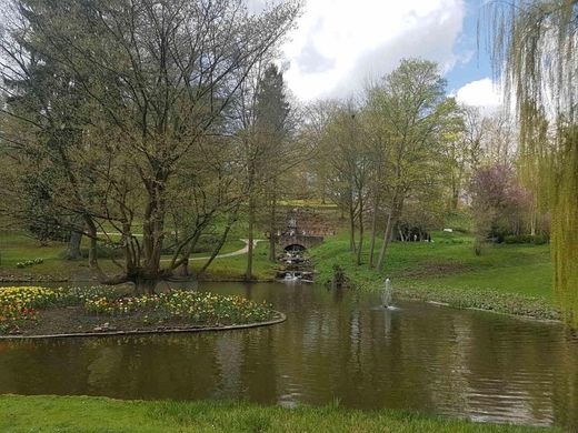 Kleiner Wasserfall im Park