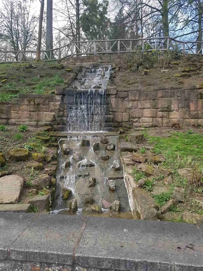 Place Kleiner Wasserfall im Park