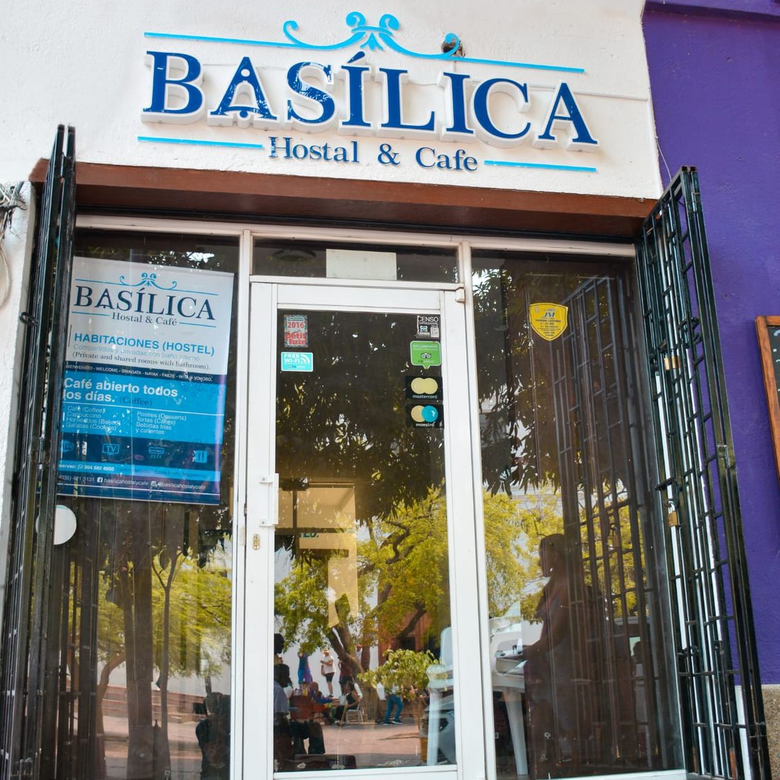 Moda Basílica Hostal y Cafe