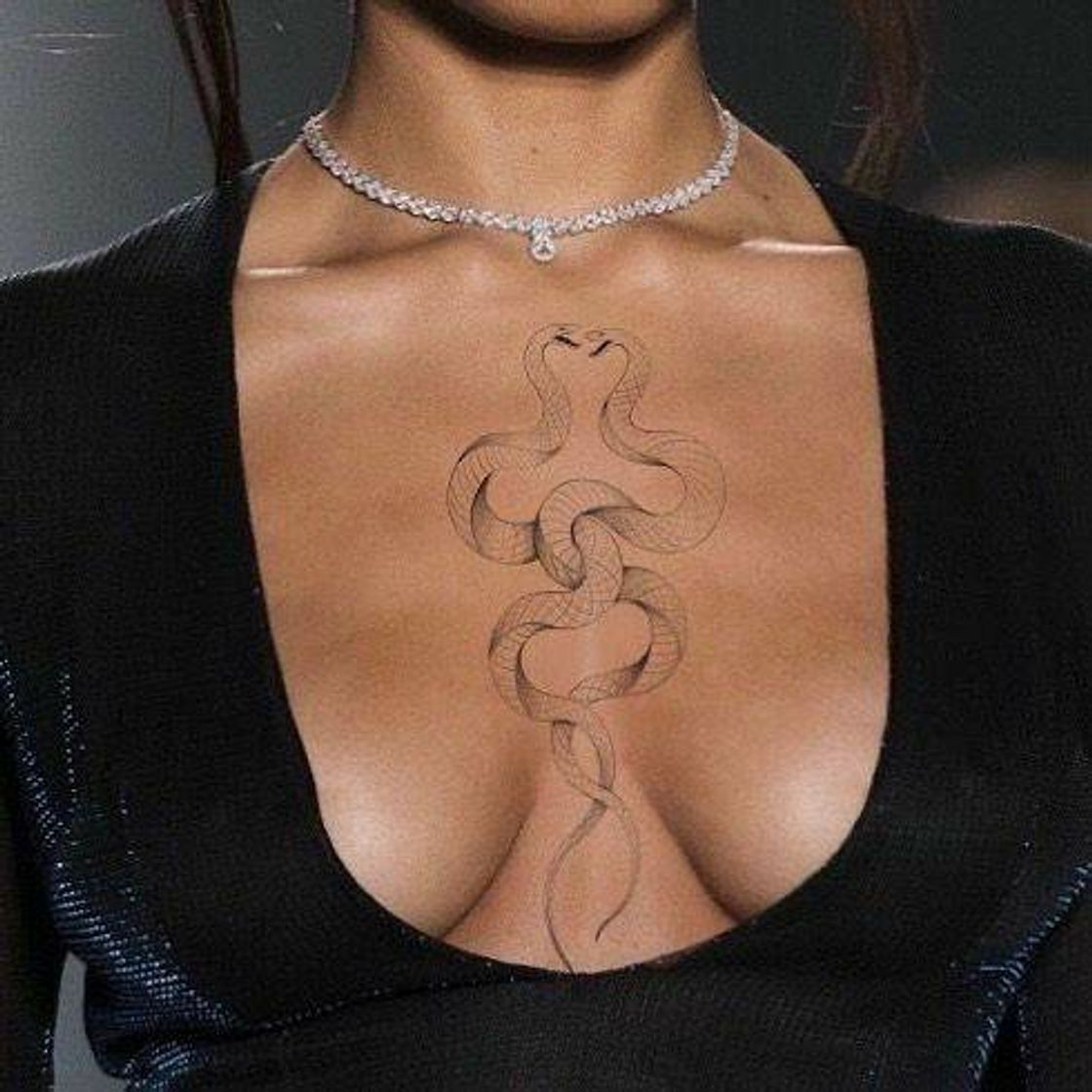 Social tatto no meio dos seios, cobra 🐍