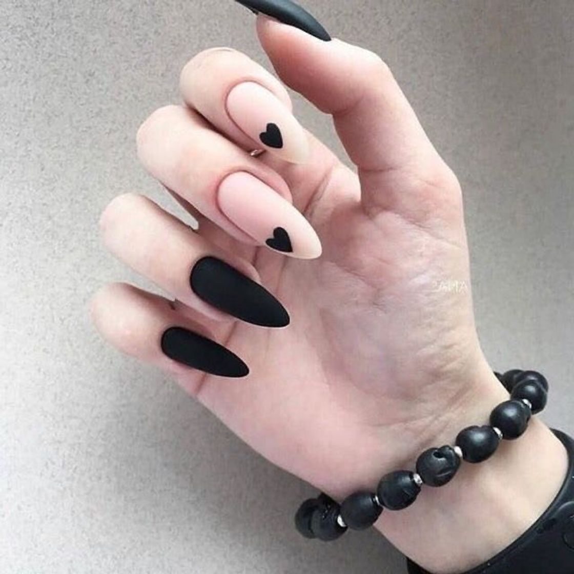 Moda nail painted black