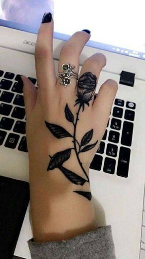 Tatuaje en mano