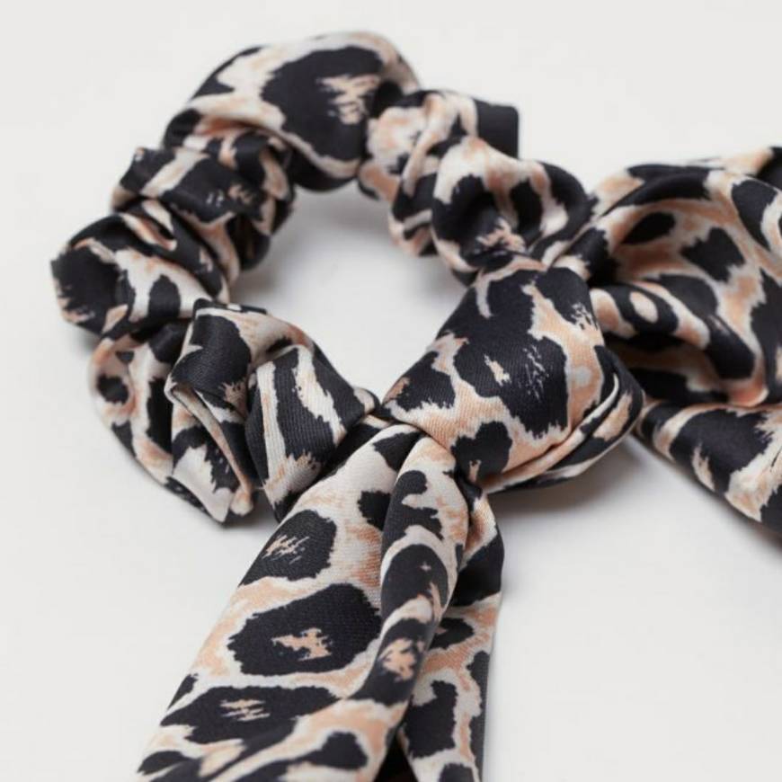 Social H&M Scrunchie em tecido franzido com pormenor de lenço.