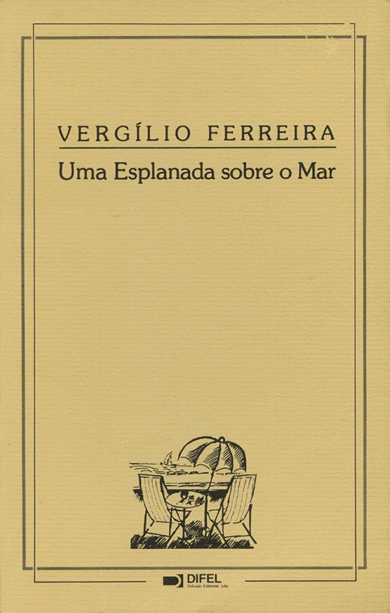 Uma esplanada sobre o mar