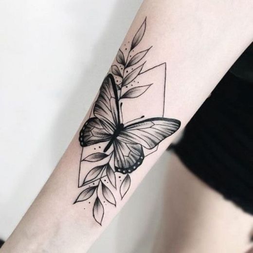 Tatuagem linda triângulo butterfly com folhas 🌿🦋✨