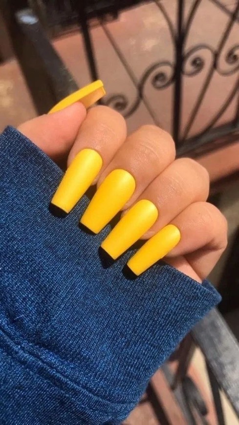 Moda Unhas amarelas