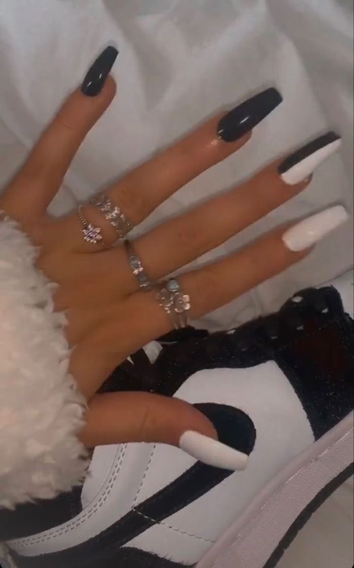Nails 🤍🖤