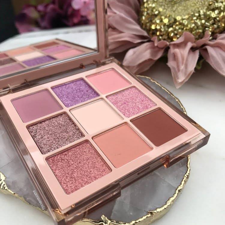 Social 💛 Nude Obsessions Eyeshadow Palette Light 💛 HUDA BEAUTY 