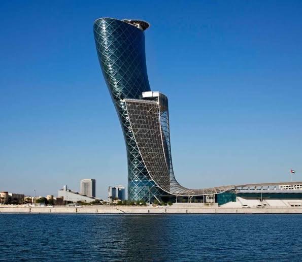 Lugar Capital Gate