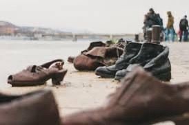 ‪Shoes on the Danube Promenade Memorial