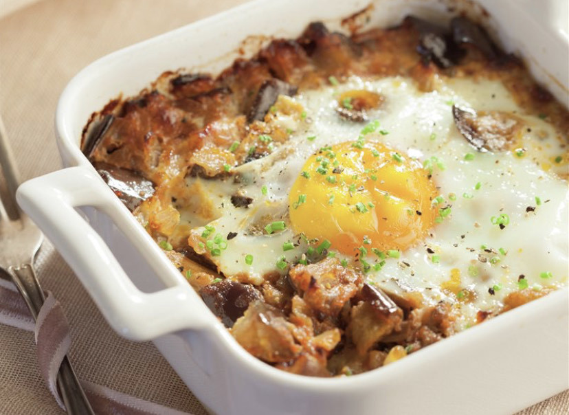 Fashion Huevos al plato con berenjena y tomate