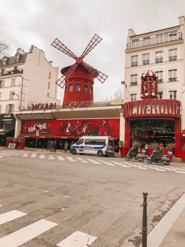 Place Moulin Rouge