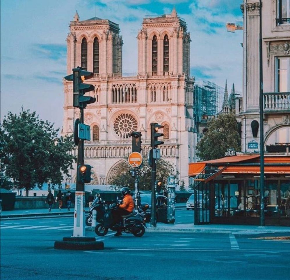 Place Notre Dame