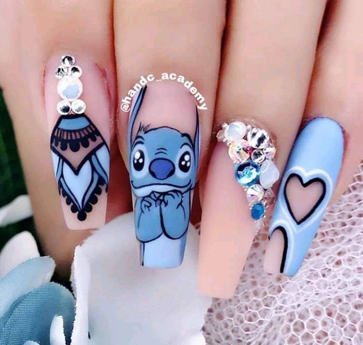 Fashion Sem estruturas para essas unhas 