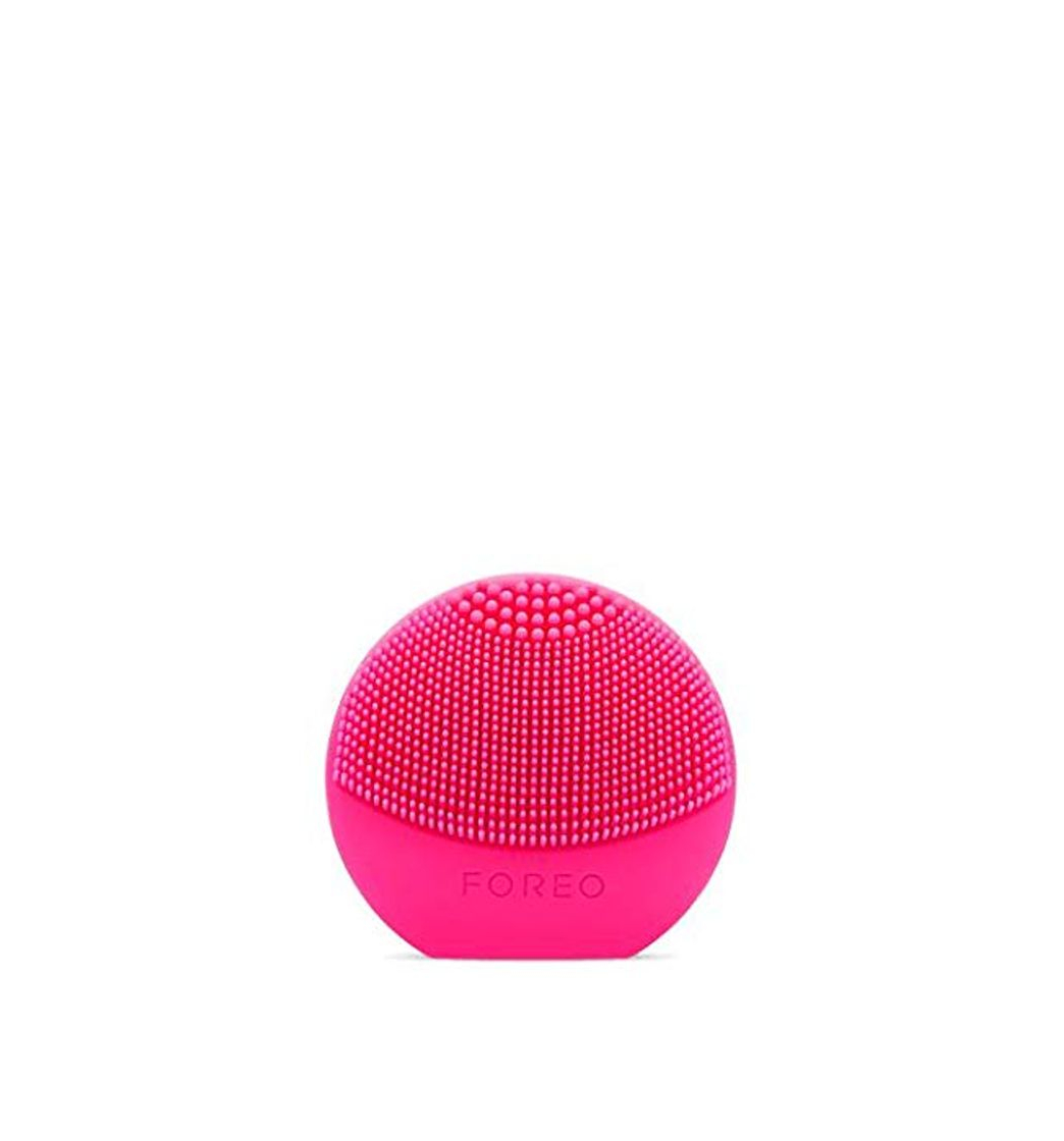 Beauty LUNA Play Plus de FOREO es el cepillo facial recargable de silicona, Fuchsia. Con pilas recambiables y resistente al agua