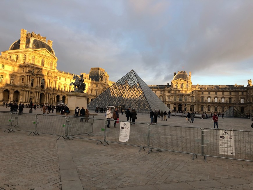 Place Museo del Louvre