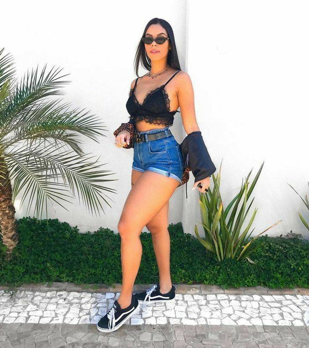 Moda Calção jeans e uma blusinha preta