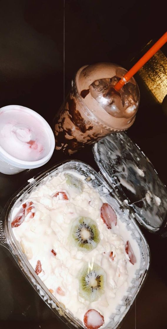 Malteada y ensalada de frutas