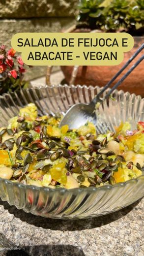 Salada de Feijoca e Abacate - Vegan